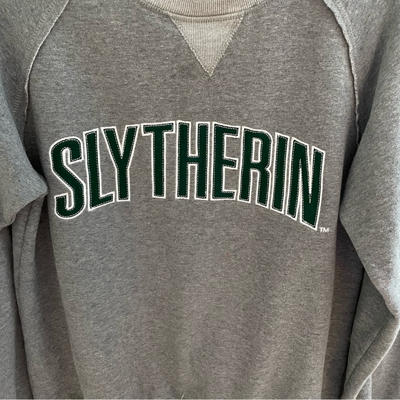 Harry Potter The Wizard World Slytherin Crest Sweatshirt.. size M - Picture 4 of 10